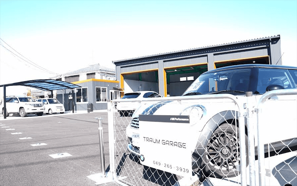 TRAUM GARAGE 店舗外観とピット